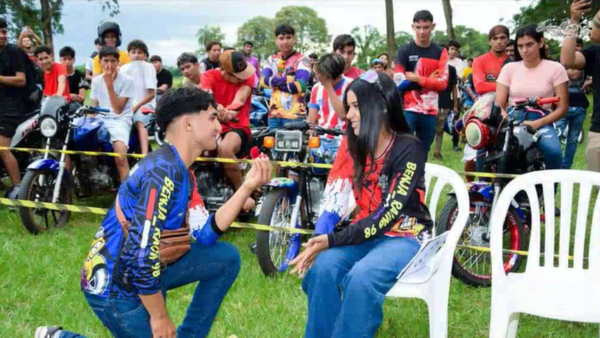 Entre roncadores y funky, un joven le pidió matrimonio a su novia en una competencia de motos
