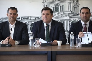 Gobierno admite posible aumento de combustibles