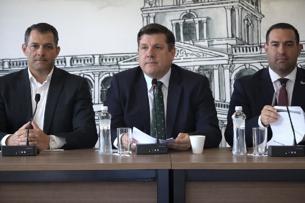 Gobierno admite posible aumento de combustibles