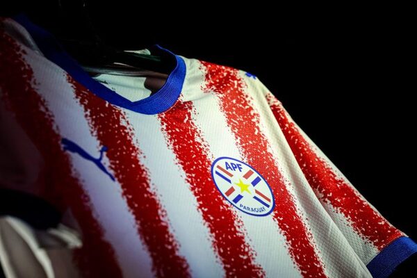 Presentan oficialmente la nueva camiseta de la Albirroja