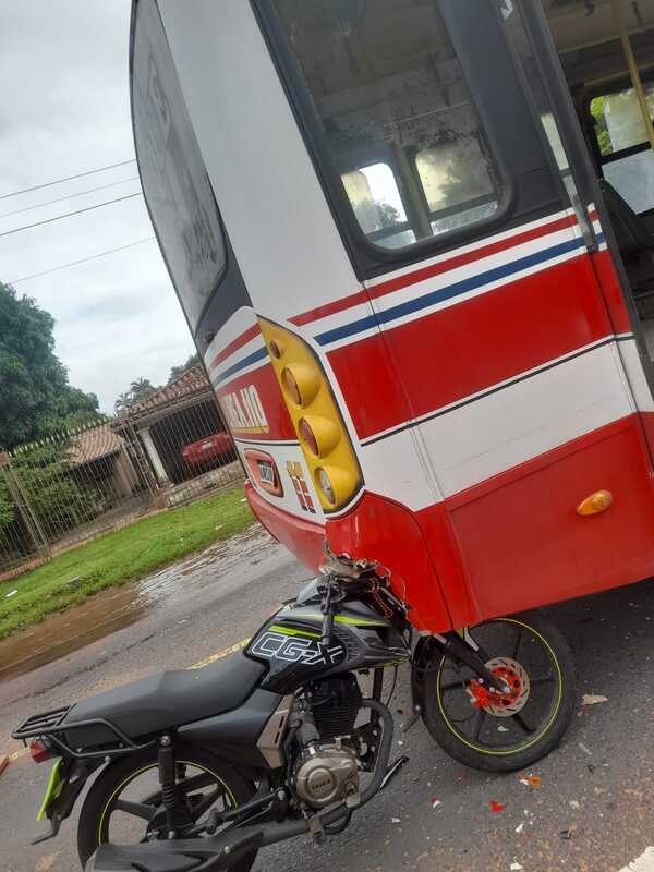 Popular / Colectivo frenó de golpe y motocicleta quedó incrustada por la parte trasera