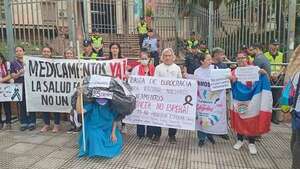 ¡Queremos vivir!: enfermos claman medicamentos y cuestionan “economía de guerra” del Gobierno  - Nacionales - ABC Color