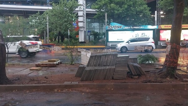 Chapas colgadas sobre Santa Teresa de Asunción buscan a su dueño