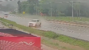 Camioneta choca contra cartel de despensa tras la explosión de su neumático en zona Pedrozo