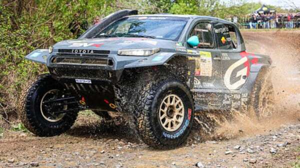 Ferreira triunfa en casa y Sainz tiene problemas en el motor; Sanders domina en motos  - ABC Motor - ABC Color