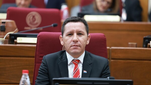 Senadores salvan una vez más a Chaqueñito de la expulsión