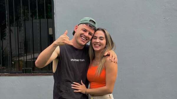 Cachorro llega de visita a lo yma en la casa de Arita