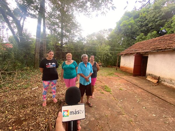 Pareja de adultos mayores vive de la solidaridad vecinal en Encarnación