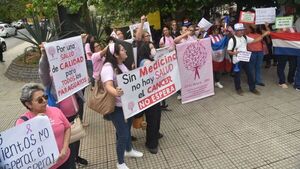 Cansados de promesas, pacientes cierran calles para exigir fármacos