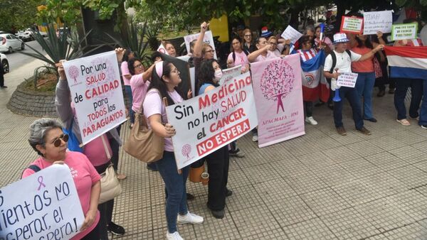 Cansados de promesas, pacientes cierran calles para exigir fármacos