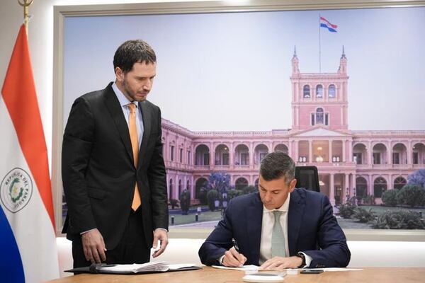 Santiago Peña promulga ley que reforma la caja fiscal - Política - ABC Color