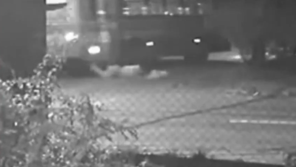 Video: Pasajero sale expulsado de colectivo que aparentemente estaba jugando carrera