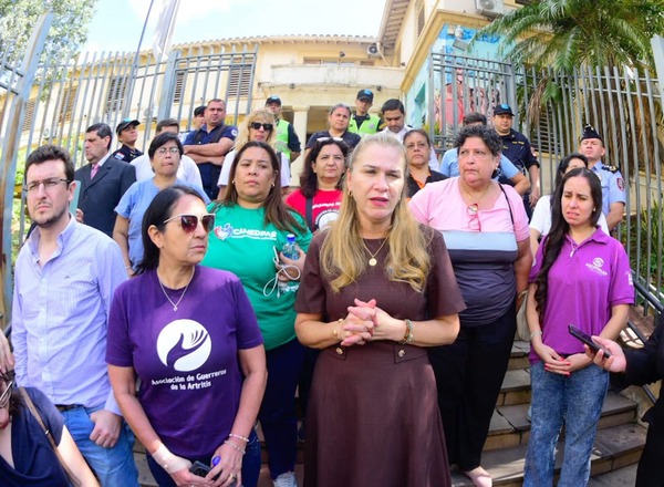 Popular / Aso de pacientes fueron recibidos por ministra de salud