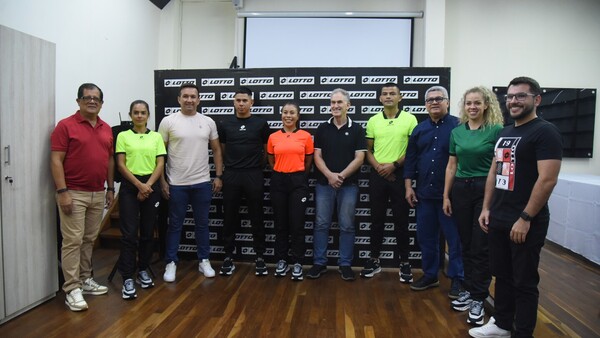 Árbitros con indumentaria Lotto