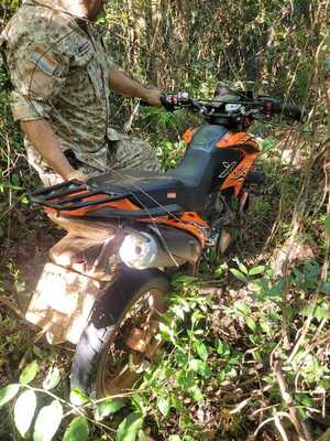 Recuperan motocicleta robada en zona boscosa de Itacuá