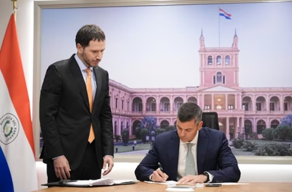 Peña promulga ley de reforma de la Caja Fiscal