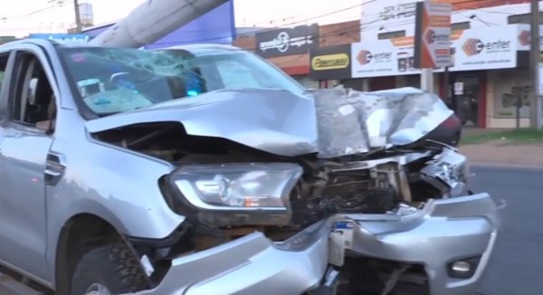 Camioneta rozó a un camión, atropelló a un peatón y derribó columna de la ANDE