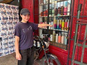 Popular / (VIDEO) La cantante Lorde recorrió el Mercado 4 y, ¡atendé qué compró!