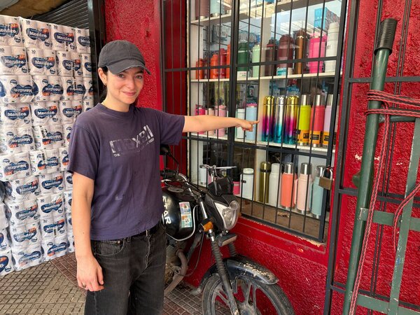 Popular / (VIDEO) La cantante Lorde recorrió el Mercado 4 y, ¡atendé qué compró!