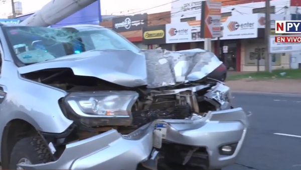 Arrolló a un peatón, chocó contra una columna y huyó