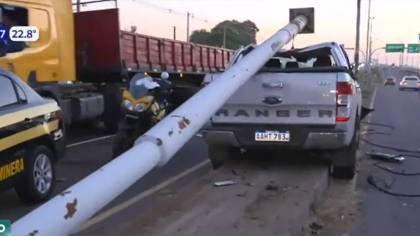 Aparatoso accidente en MRA: Conductor huye a pie tras chocar a peatón y contra una columna