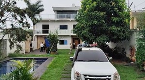 Allanamiento en lujosa vivienda de CDE: hallan uniformes policiales y 13 extranjeros - ADN Digital