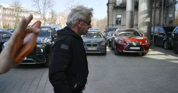 La Nación / El actor Sean Penn prefirió ir a Ucrania antes que la gala del Óscar