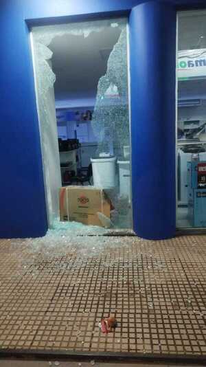 Popular / Rompen blindex de local y se llevaron varios celulares