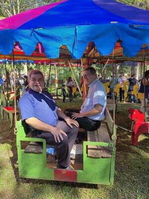 Popular / Monseñor Valenzuela, disfrutó de la calesita como un niño