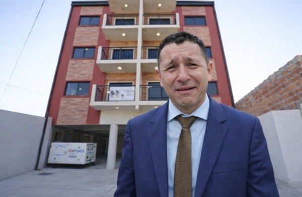 Chaqueñito renuncia a vivienda tras polémica