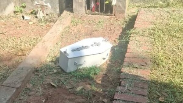 El misterioso cajoncito de un angelito, dejado frente al nicho donde reposa otra criatura