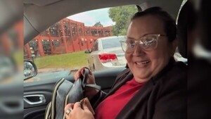 Llevó a su mami a su primer día de clases y le dio ¡G. 100 mil! para su recreo