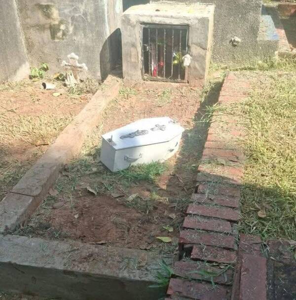 Misterioso cajoncito de un angelito apareció frente a la tumba de otro menor