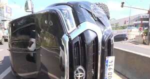 La Nación / Choque y vuelco de vehículo dejó dos personas heridas en San Lorenzo