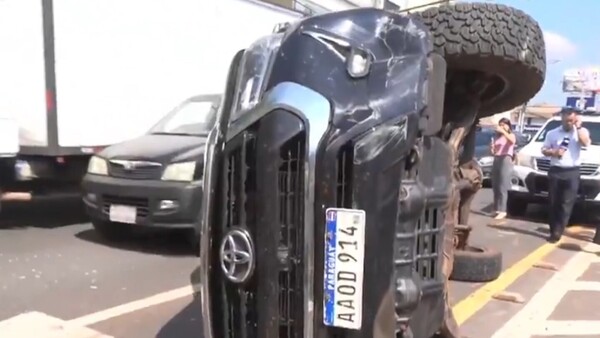 Aparatoso vuelco de una camioneta tras un choque en San Lorenzo