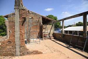 Dan clases entre escombros por el excesivo retraso de obra, en escuela de Asunción - Nacionales - ABC Color