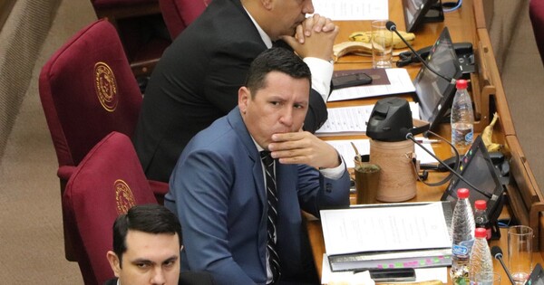 Tras ser salvado en el Senado y por presión de Baruja, Chaqueñito renuncia al departamento del MUVH