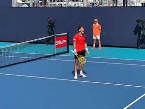 Ugo Carabelli remonta al francés Mpetshi Perricard en Miami - Tenis - ABC Color