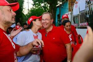 Pérez retorna el lunes tras neumonía y contrincantes acusan de sostener mismo sistema corrupto  - Política - ABC Color