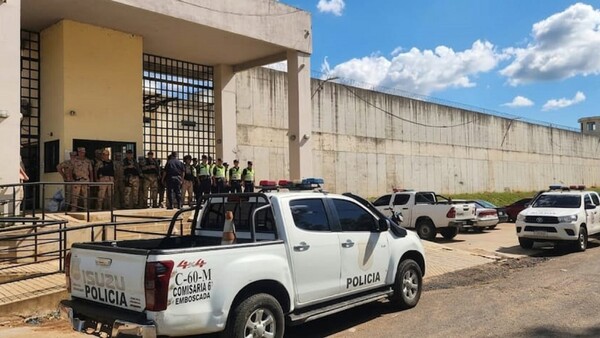 Internas de la cárcel de Emboscada se amotinan en protesta por negativa de ingreso de alimentos