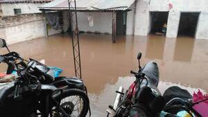 De milagro salvan a niños de inundación