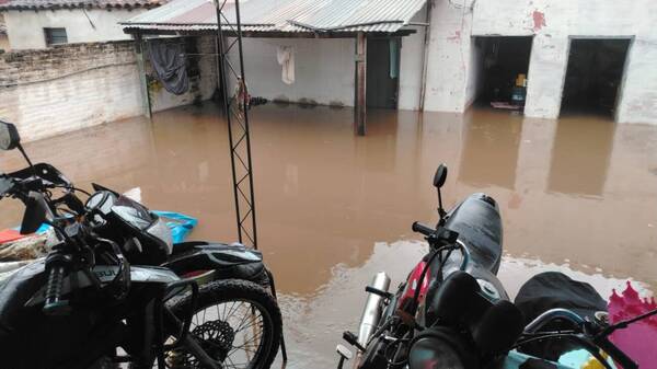 De milagro salvan a niños de inundación