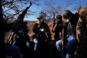 Civiles mexicanos se equipan y enfrentan a cárteles con armas de alto poder