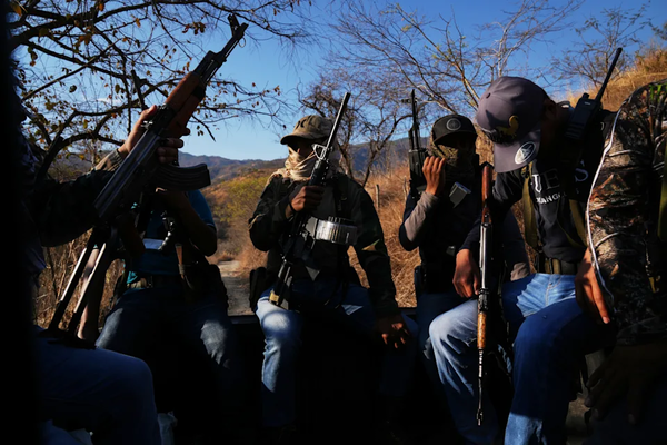 Civiles mexicanos se equipan y enfrentan a cárteles con armas de alto poder