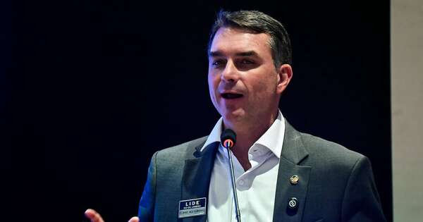 La Nación / Flávio Bolsonaro exalta el modelo de Bukele en su precampaña presidencial en Brasil