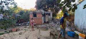 Un voraz incendio deja a una familia de nueve integrantes en la calle en Encarnación