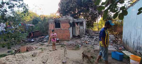 Un voraz incendio deja a una familia de nueve integrantes en la calle en Encarnación