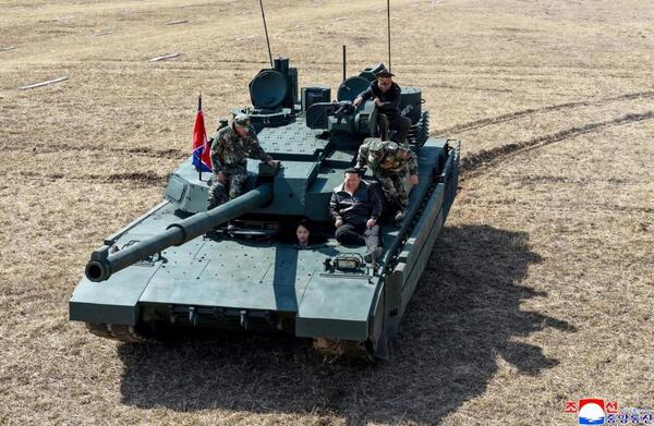 Kim Jong-un y su hija probando un nuevo tanque del Ejército norcoreano