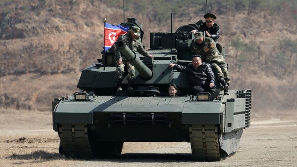 Kim Jong-un y su hija supervisan ejercicios militares con nuevo tanque antidrones
