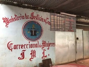 Popular / ¡Pillan con macoña a yiyis carceleras!